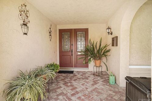 26325 Green Terrace Dr, Santa Clarita, CA 91321-1324
