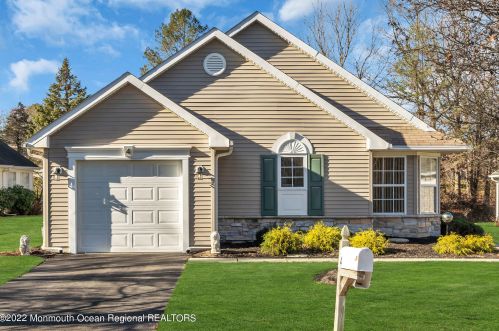 4 Wellington Ln, Lakewood, NJ 08701-5736