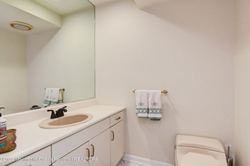 515 Seven Bridges Rd, Little Silver NJ  07739-1742 exterior