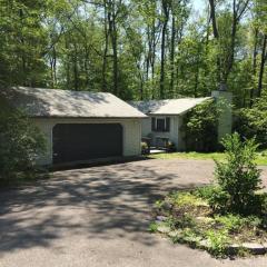 2105 Hemlock Ct, Tannersville, PA 18372-7766