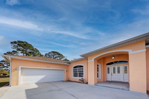 519 Laurel Rd, Nokomis, FL 34275-5243