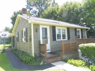 10 Dodge St, North Greenbush, NY 12198-7527