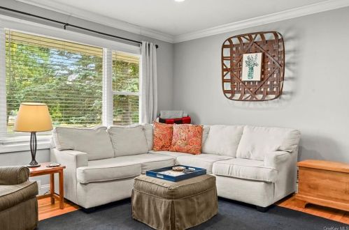 8 Heath Rd, Fishkill NY 12524-2024 exterior