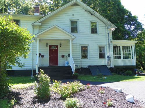40 Delavergne Ave, New Hamburg, NY 12590-1204