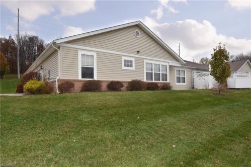 1066 Queen Anne Dr, Massillon, OH 44647-4255