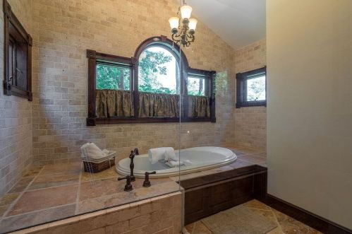 258 Shore Dr, Salem NH  03079-1694 exterior