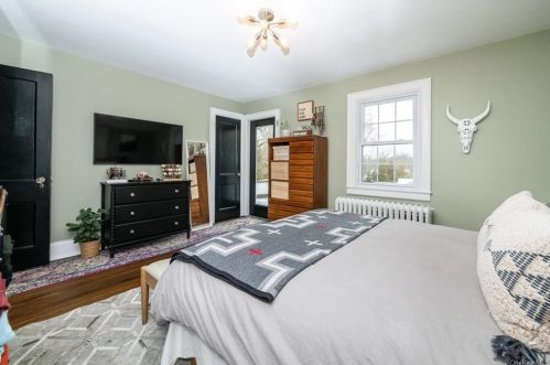 77 Kewanee Rd, New Rochelle NY  10804-1301 exterior