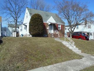 95 Birchwood Dr, Elmwood Park NJ  07407-1303 exterior