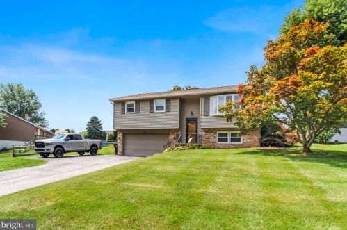 3042 Faith Ln, Red Lion, PA 17356-9631