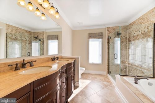 9106 Meadowcreek Ln, Lorton VA  22079-3238 exterior