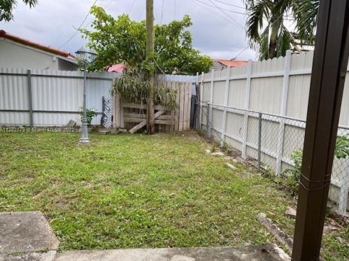 874 70th Pl, Hialeah FL  33014-5220 exterior
