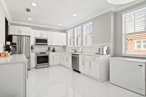645 Amador Ln, West Palm Beach, FL 33401-8303