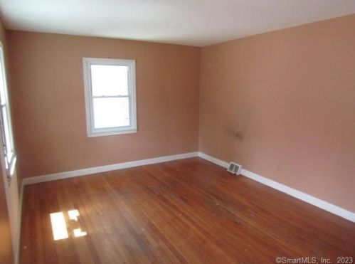 57 Emerald St, Bridgeport, CT 06610-1212