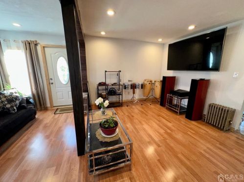 127 Fulton St, Woodbridge NJ  07095-2619 exterior