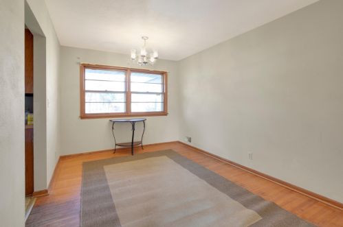 1251 Charlton St, Saint Paul, MN 55118-2122