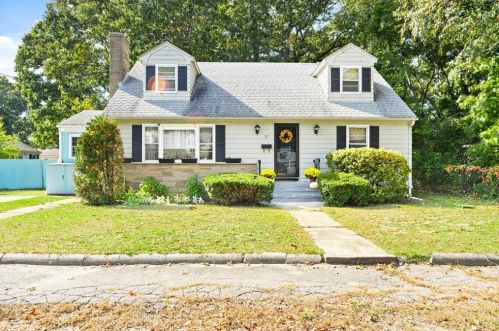 37 Buttonwoods Ave, Warwick, RI 02886-5203