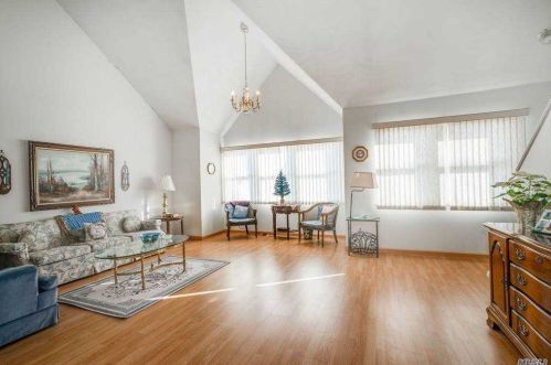 8 Ridgewood Dr, North Wantagh, NY 11793-3367
