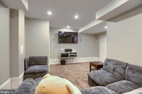 7207 Royal Oak Dr, Harrisburg PA 17112-8837 exterior