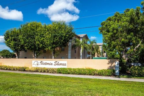 9660 Victoria Ln, Naples FL  34109-1677 exterior