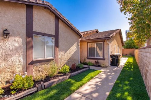 25542 Alicante Dr, Santa Clarita, CA 91355-2264