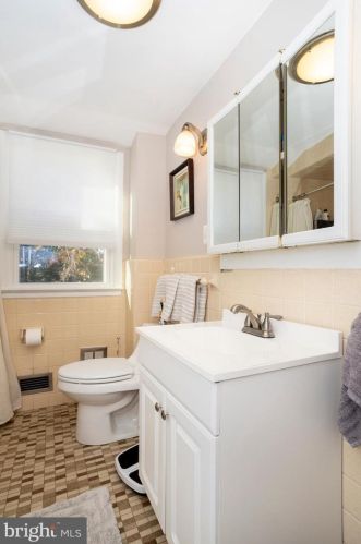 1202 Wedgewood Rd, Flourtown PA  19031-2127 exterior