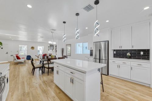 5920 Riverton Ave, North Hollywood CA  91601-1443 exterior