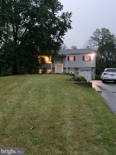 1297 Oakdale Dr, Pottstown, PA 19464-2719