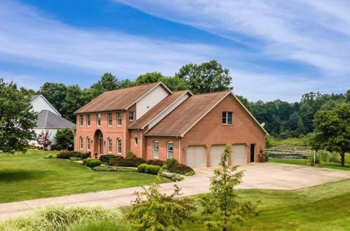 49 Blueberry Ln, Grove City, PA 16127-4675