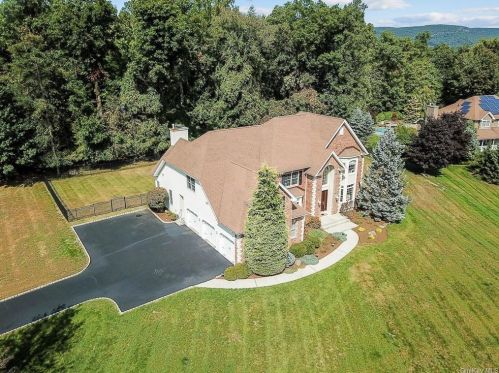 22 Charnwood Dr, Airmont, NY 10901-3508