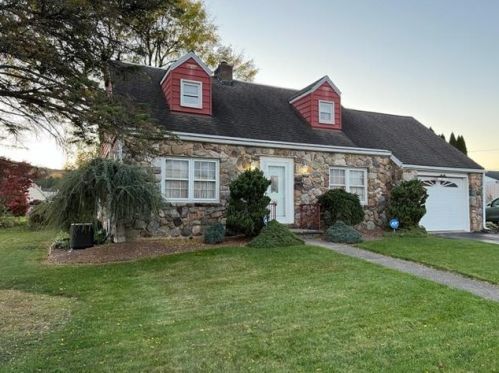 2530 Gap View Rd, Slatington, PA 18080-2213
