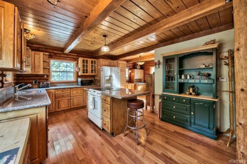 1860 F St, South Lake Tahoe CA  96150-3630 exterior
