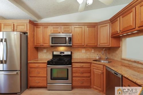 208 Wycoff Way, East Brunswick NJ  08816-5644 exterior