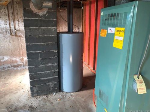 101 Ave, Windsor Locks CT 06096-2130 exterior