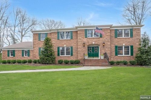 811 Sussex Rd, Franklin Lakes, NJ 07417-1062