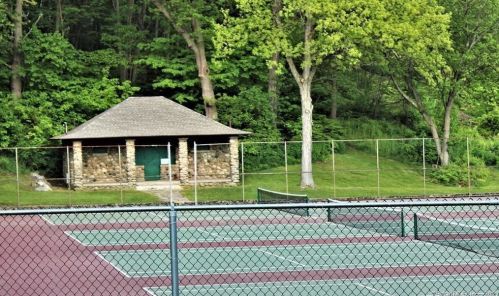 579 Cooke St, Waterbury CT  06710-1424 exterior