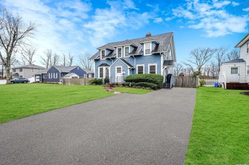 22 Ocean Ave, Islip Manor, NY 11751-3804