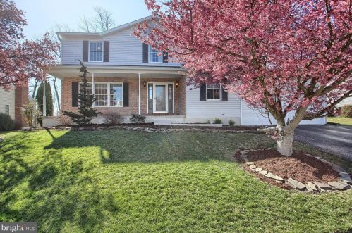 18 Willow Way Dr, West Enola, PA 17025-2093