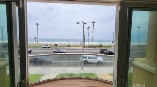 2212 Pacific Coast Hwy, Huntington Beach CA  92648-3958 exterior