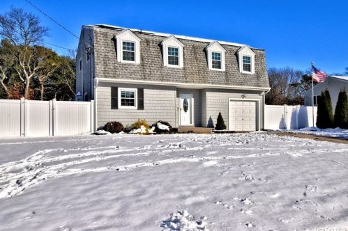 37 Rudder Dr, Holtsville, NY 11742-2211