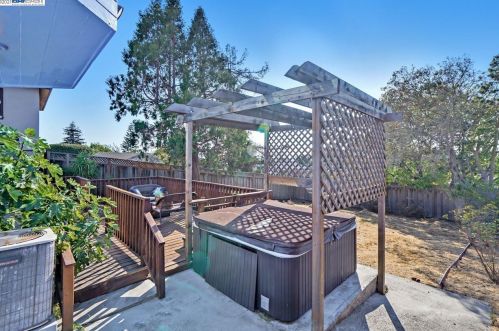 5109 Fairfax Ave, Oakland CA 94601-5410 exterior