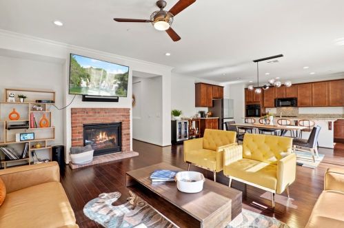 28335 Esplanada Dr, Santa Clarita, CA 91354-3068