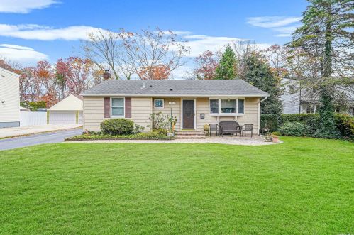 1271 Saxon Ave, Bayshore, NY 11706-4741