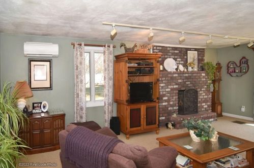 636 Franklin Rd, Coventry, RI 02816-5057