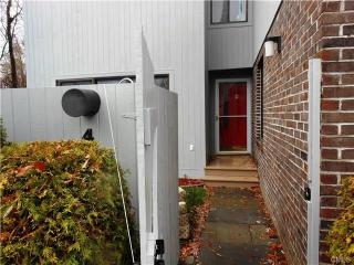 4 Raspberry Ln, Ridgefield, CT 06877-3342