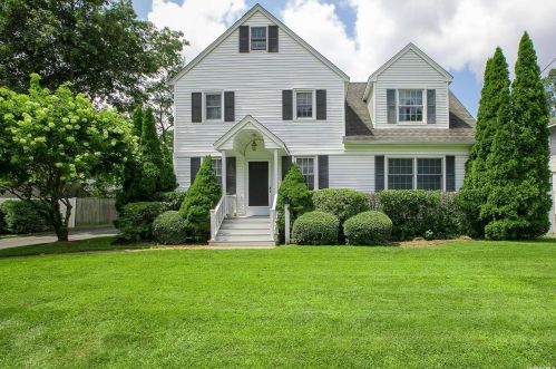 106 Cadman Ave, Babylon, NY 11702-1606