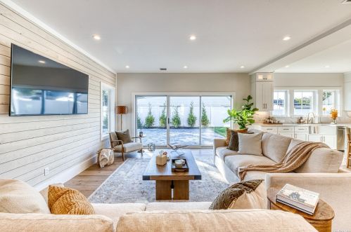 2 Hedge Ln, Westbury NY  11590-6523 exterior