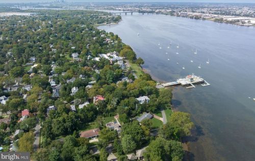 116 Howard St, Riverton NJ  08077-1328 exterior