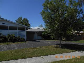 2811 Seaspray St, Sarasota, FL 34231-6141