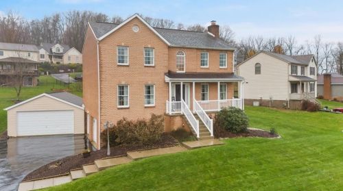 105 Adella Ct, Jeannette, PA 15644-4001