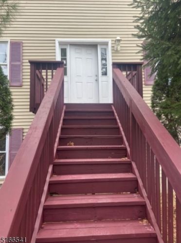 18 Berry Ln, West Milford NJ  07480-3632 exterior